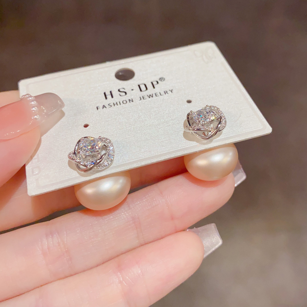 Twisted Sparkling Cluster Ear  - Cluster Stud Ear 评论和价格