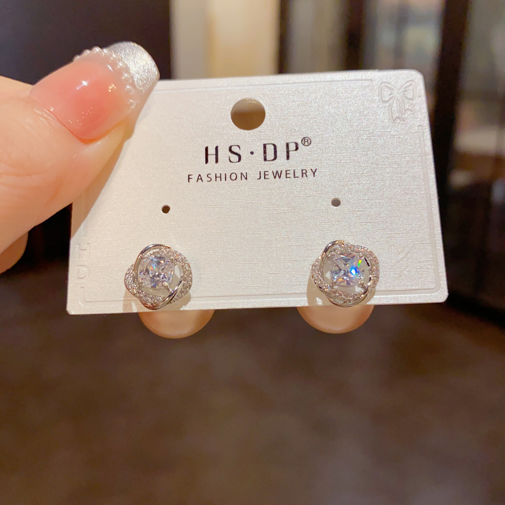 Twisted Sparkling Cluster Ear  - Cluster Stud Ear 评论和价格